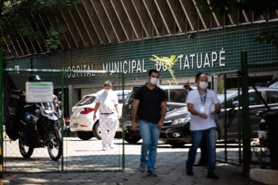 Movimentação em frente ao Hospital Municipal Dr. Cármino Caricchio no Tatuapé em SP