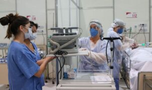Enfermeiro hospital de campanha contra o coronavírus; os casos chegaram a 75.416, segundo a média móvel de sete dias