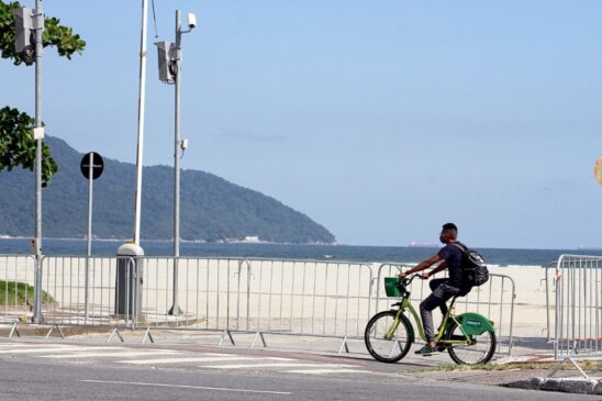 Praia de Santos, no litoral paulista, tem cinco pontos impróprios para banho