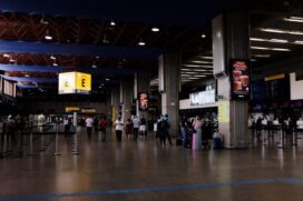 No final do ano passado, muitos refugiados afegãos começaram a chegar sem ter para onde ir, então ficavam nas aéreas comuns do aeroporto