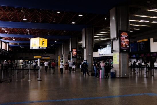 No final do ano passado, muitos refugiados afegãos começaram a chegar sem ter para onde ir, então ficavam nas aéreas comuns do aeroporto