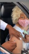 Cantora Alcione é vacinada contra a Covid-19
