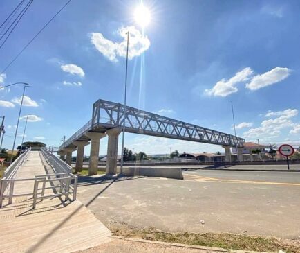 Segundo a Artesp, as obras para construção da passarela nos bairros Recanto e Jardim Brasil custou mais de R$ 2,5 milhões; campanhas educativas serão realizadas para travessia segura