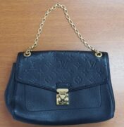 Entre os itens disponíveis para disputa há joias e bolsas de marcas famosas, como Louis Vuitton, Prada e Coach