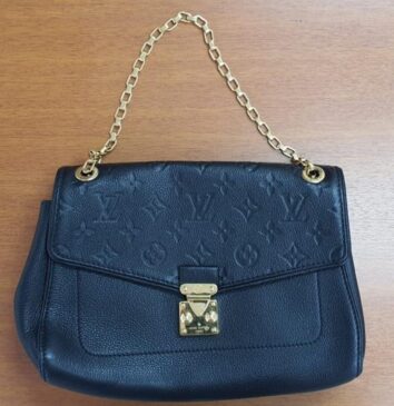Entre os itens disponíveis para disputa há joias e bolsas de marcas famosas, como Louis Vuitton, Prada e Coach