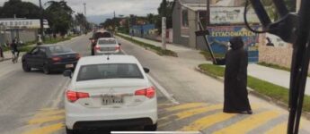 Homem fantasiado de 'morte' recepciona turistas que descem para o litoral norte.
