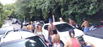Quando chegaram ao local, os profissionais se depararam com mais de 60 pessoas aglomeradas na faixa de areia sem a utilização de máscaras.