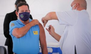 O vice-presidente Hamilton Mourão é vacinado contra o coronavirus; Mourão recebeu a primeira dose da CoronaVac