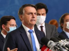 Sem máscara, o presidente Jair Bolsonaro(sem partido) fez um pronunciamento contra medidas restritivas no combate à Covid-19