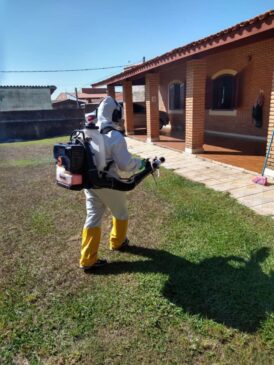 Funcionário da Prefeitura de Porto Feliz durante ação na Vila América