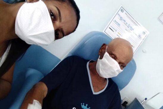 Justiniano Modesto e a neta Karina no dia que recebeu alta na UPA em Taboão da Serra