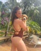 Paolla Oliveira em foto com cãozinho de estimação