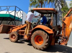 Idoso tomando a vacina contra a Covid-19 em drive-thru de Assis