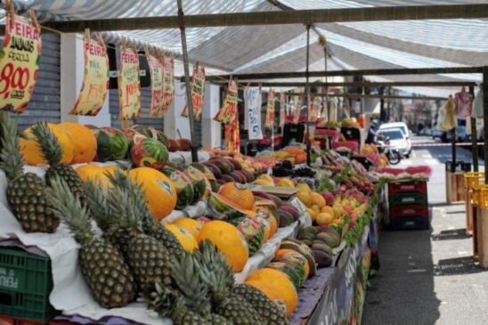 Por conta das condições ruins para realizar o plantio, alguns agricultores precisaram subir o preço de frutas, como, o morango