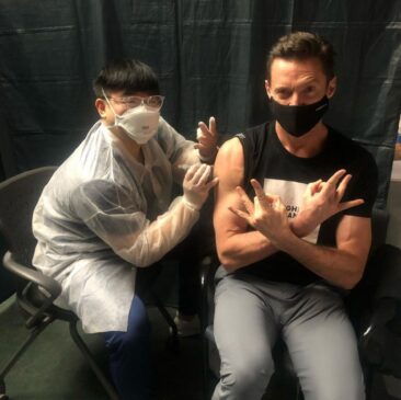 Hugh Jackman sendo vacinado contra a Covid