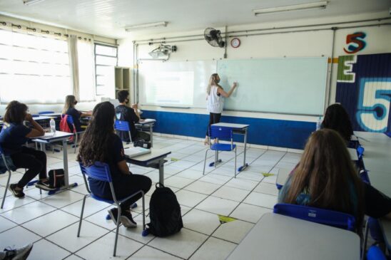 Número de crianças e adolescentes sem acesso à educação no Brasil saltou de 1,1 milhão em 2019 para 5,1 milhões em 2020