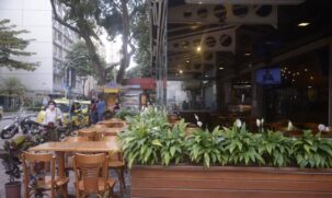 Bares, restaurantes, serviços e comércio não essenciais estão autorizados a reabrir