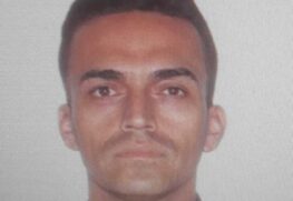 Washington Andrade de Jesus (36), atacou sua vizinha, Aline dos Santos Viana (32), assim que ela saia para trabalhar, por volta das 06h10.