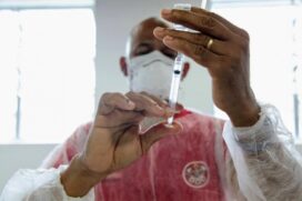 Os idosos com 67 anos começam a ser imunizados contra a Covid-19 em Santos nesta terça-feira (13)