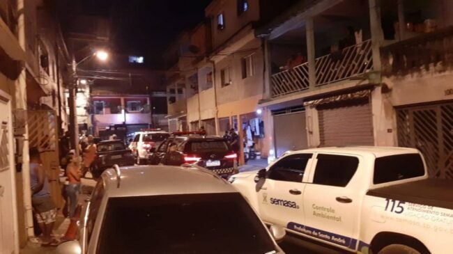 Na rua Luís de Camões, na Vila Sacadura Cabral, as equipes da prefeitura interromperam no domingo (11), uma festa ilegal; responsável foi multado em cerca de R$ 2 mil