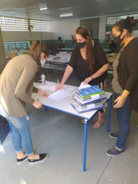 A Prefeitura de Porto Feliz iniciou na última semana a distribuição dos kits de material escolar