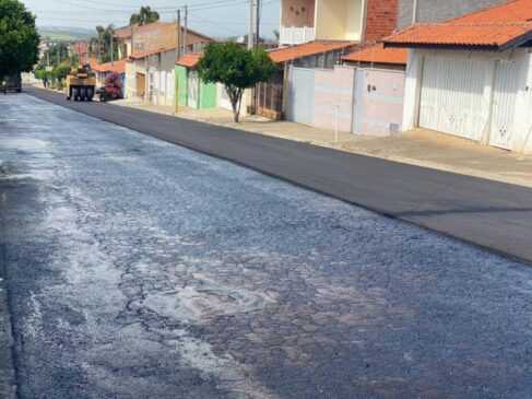 A primeira via a receber um novo recapeamento foi a Luiz Alcalá