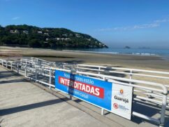 O decreto proíbe a permanência de pessoas e a colocação de guarda-sóis, mesas e cadeiras na faixa de areia