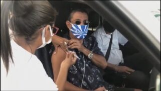 Zeca Pagodinho toma vacina contra a Covid-19