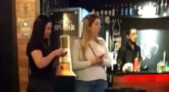 Filha do prefeito, de blusa branca, é flagrada em balada em São Caetano do Sul