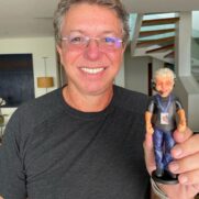 Boninho recebe boneco de presente de Sônia Abrão