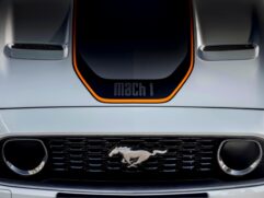 A frente traz uma nova grade, com o emblema do cavalo no centro e dois grafismos redondos que evocam os faróis auxiliares do modelo 1969