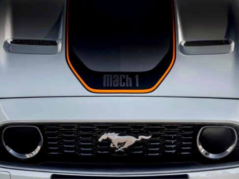 A frente traz uma nova grade, com o emblema do cavalo no centro e dois grafismos redondos que evocam os faróis auxiliares do modelo 1969