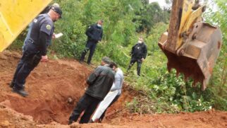 Polícia retira corpos de cemitério clandestino descoberto em Jarinu