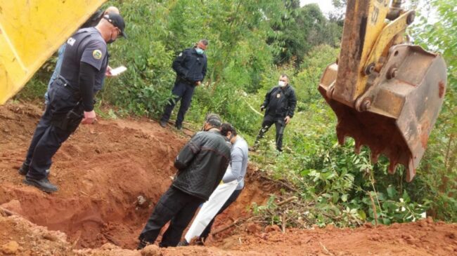 Polícia retira corpos de cemitério clandestino descoberto em Jarinu
