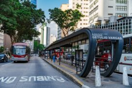 O objetivo é gradualmente ampliar a forma de pagamento para todas as mais de 1,3 mil linhas da cidade