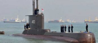 O submarino KRI Nanggala-402 em 2012, com sua tripulação.