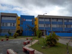 Um menino de apenas dez anos de idade morreu após tomar um choque dentro do estacionamento da Escola Estadual Mário Covas Junior, em São Vicente