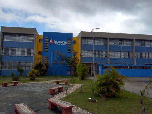 Um menino de apenas dez anos de idade morreu após tomar um choque dentro do estacionamento da Escola Estadual Mário Covas Junior, em São Vicente