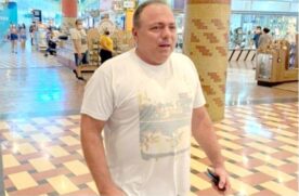 O ex-ministro da Saúde, Eduardo Pazuello, foi visto sem máscara
