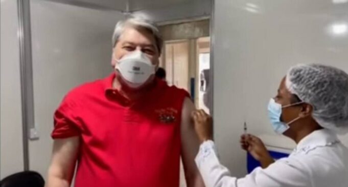 O apresentador José Luiz Datena, do Grupo Bandeirantes, recebeu na tarde desta terça-feira (27) a primeira dose da vacina contra a Covid-19