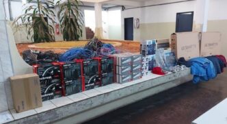 Computadores, televisores, microfones e até a fiação elétrica foram roubados pelos criminosos