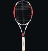 A raquete usada por Federer ao conquistar Wimbledon, em 2007, possui estimativa de venda de até 50 mil libras (R$ 375,6 mil)