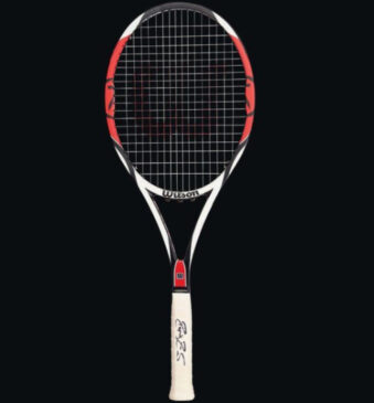 A raquete usada por Federer ao conquistar Wimbledon, em 2007, possui estimativa de venda de até 50 mil libras (R$ 375,6 mil)
