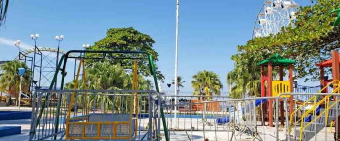 Um parque público infantil com vários brinquedos está interditado para obras, desde o ano passado, na Praça Frederico Platzeck