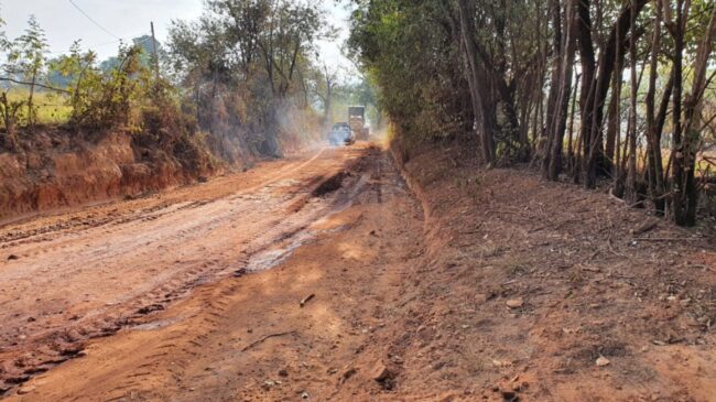 Serviços de manutenção na estrada rural do bairro Mandissununga, em Tietê, no interior de São Paulo