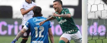 Victor Luis comemora gol após Cássio rebater bola para o meio da área.