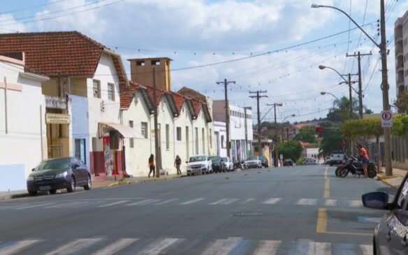 A Prefeitura de Batatais, município com cerca de 63 mil habitantes no interior paulista, decretou lockdown, com fechamento de todas as atividades econômicas