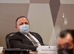 O ex-ministro da Saúde, Eduardo Pazuello, durante seu segundo dia de depoimento na CPI da Pandemia nesta quinta-feira