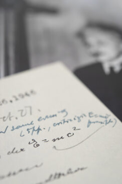 O documento, endereçado ao físico polonês-americano Ludwik Silberstein, é um dos raros registros com a equação E=mc²