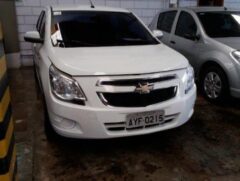 Um Chevrolet Cobalt, branco, ano e modelo 2013, pode ser arrematado a partir de R$ 9,7 mil.